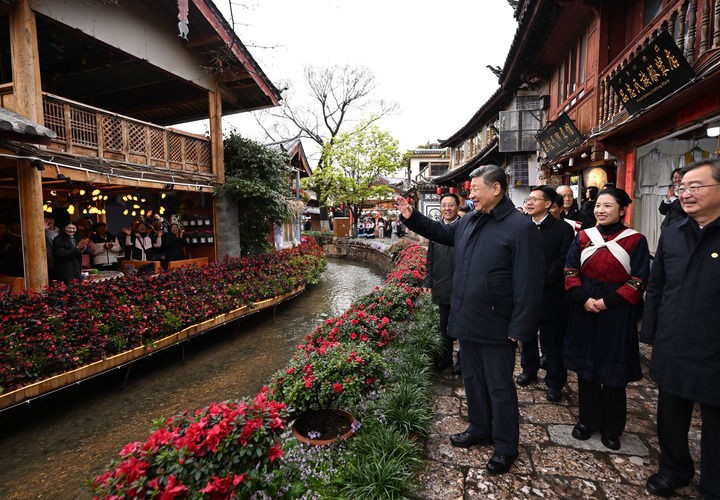 3月19日至20日，中共中央总书记、国家主席、中央军委主席习近平在云南考察。这是19日下午，习近平在丽江古城考察时，与居民、游客互动交流。新华社记者 谢环驰 摄