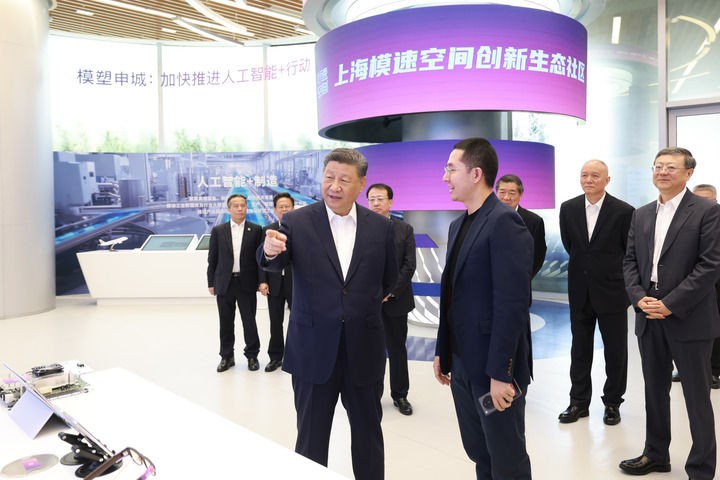 4月29日，中共中央总书记、国家主席、中央军委主席习近平在上海考察。这是习近平在位于徐汇区的上海“模速空间”大模型创新生态社区，察看大模型产品展示。新华社记者 王晔 摄