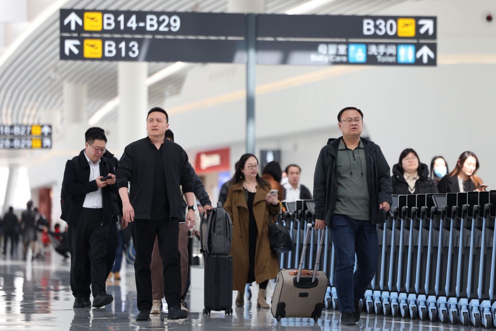 2025年3月20日，旅客在兰州中川国际机场T3航站楼候机区域行走。新华社记者 陈斌 摄