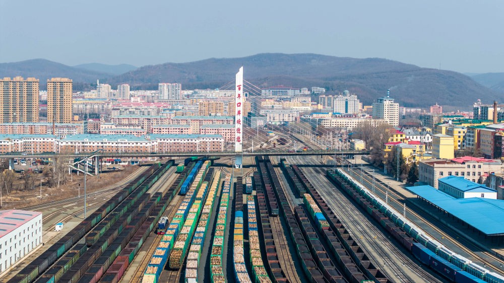 2025年4月10日，货物列车停靠在中国铁路哈尔滨局集团有限公司绥芬河站南场等待解体换装（无人机照片）。4月9日18时起，全国铁路实行新的货物列车运行图。新华社发（曲艺伟 摄）