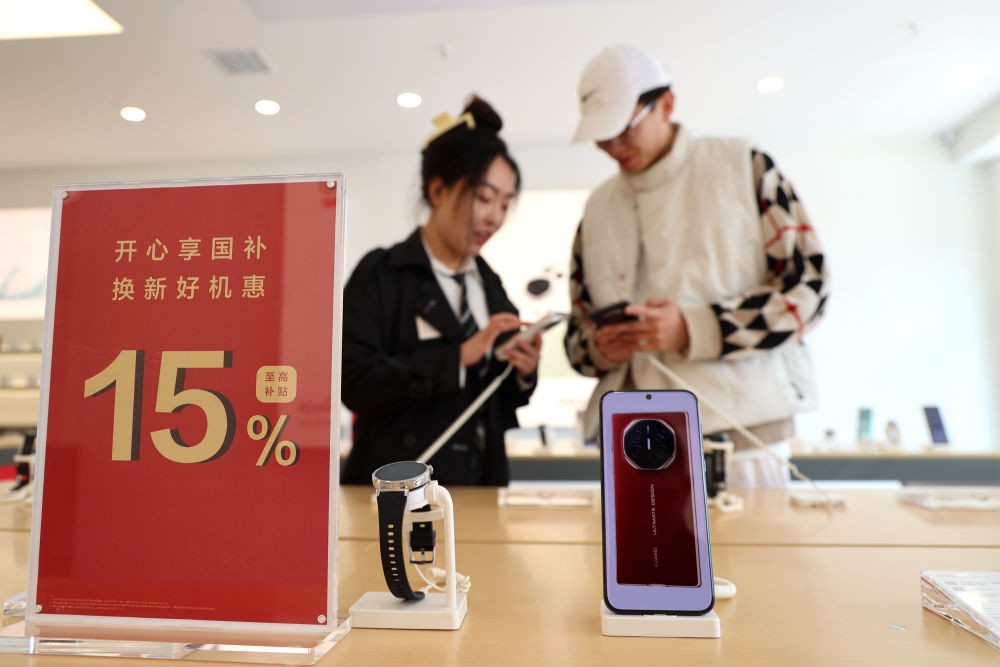 2025年4月10日，消费者在山东省滨州市一家手机商店内选购手机。新华社发（初宝瑞 摄）