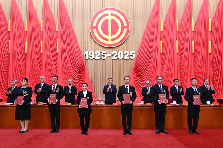4月28日,庆祝中华全国总工会成立100周年暨全国劳动模范和先进工作者表彰大会在北京人民大会堂隆重举行。这是习近平等党和国家领导人为全国劳动模范和先进工作者代表颁发荣誉证书。新华社记者 谢环驰 摄 4月28日,庆祝中华全国总工会成立100周年暨全国劳动模范和先进工作者表彰大会在北京人民大会堂隆重举行。这是习近平等党和国家领导人为全国劳动模范和先进工作者代表颁发荣誉证书。新华社记者 谢环驰 摄
