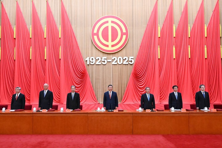 4月28日,庆祝中华全国总工会成立100周年暨全国劳动模范和先进工作者表彰大会在北京人民大会堂隆重举行。习近平、李强、赵乐际、王沪宁、蔡奇、丁薛祥、李希等出席大会。新华社记者 谢环驰 摄 4月28日,庆祝中华全国总工会成立100周年暨全国劳动模范和先进工作者表彰大会在北京人民大会堂隆重举行。习近平、李强、赵乐际、王沪宁、蔡奇、丁薛祥、李希等出席大会。新华社记者 谢环驰 摄