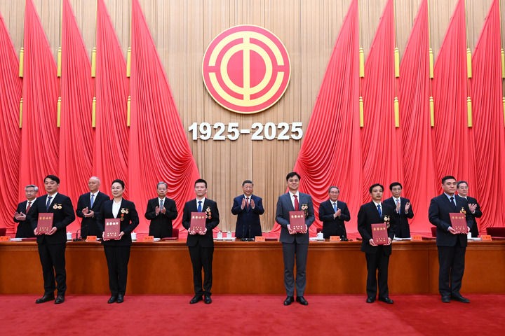 4月28日,庆祝中华全国总工会成立100周年暨全国劳动模范和先进工作者表彰大会在北京人民大会堂隆重举行。这是习近平等党和国家领导人为全国劳动模范和先进工作者代表颁发荣誉证书。新华社记者 谢环驰 摄 4月28日,庆祝中华全国总工会成立100周年暨全国劳动模范和先进工作者表彰大会在北京人民大会堂隆重举行。这是习近平等党和国家领导人为全国劳动模范和先进工作者代表颁发荣誉证书。新华社记者 谢环驰 摄