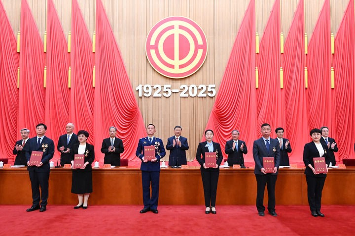 4月28日,庆祝中华全国总工会成立100周年暨全国劳动模范和先进工作者表彰大会在北京人民大会堂隆重举行。这是习近平等党和国家领导人为全国劳动模范和先进工作者代表颁发荣誉证书。新华社记者 谢环驰 摄 4月28日,庆祝中华全国总工会成立100周年暨全国劳动模范和先进工作者表彰大会在北京人民大会堂隆重举行。这是习近平等党和国家领导人为全国劳动模范和先进工作者代表颁发荣誉证书。新华社记者 谢环驰 摄