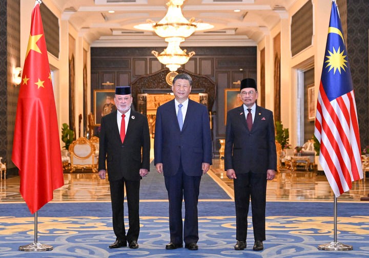 4月16日上午，马来西亚最高元首易卜拉欣在马来西亚国家王宫同中国国家主席习近平举行会见。这是习近平和易卜拉欣及马来西亚总理安瓦尔合影。新华社记者 谢环驰 摄