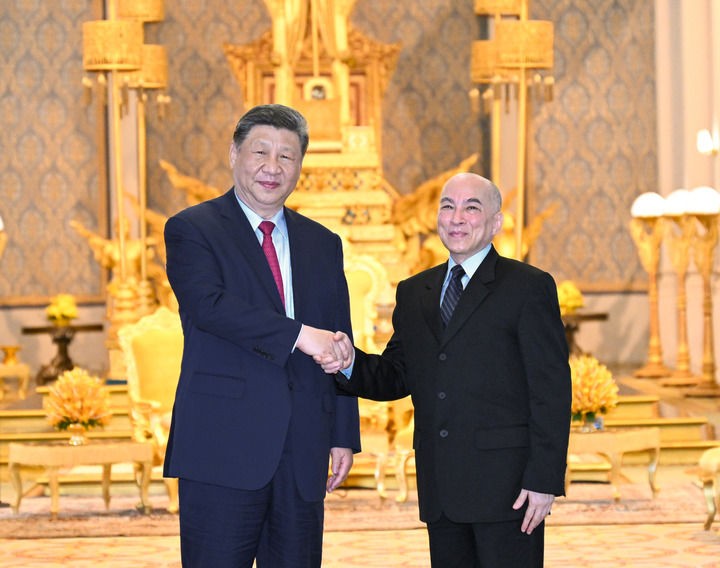 4月17日下午，柬埔寨国王西哈莫尼同中国国家主席习近平在金边王宫举行会见。新华社记者 李学仁 摄