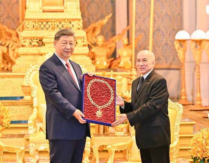 4月17日下午，柬埔寨国王西哈莫尼同中国国家主席习近平在金边王宫举行会见。这是西哈莫尼向习近平颁授“柬埔寨王国民族独立大项链级勋章”。新华社记者 殷博古 摄