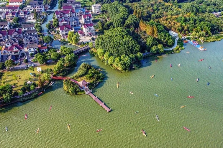 随着镜头中的涟漪，在水韵流转中感受青浦水美乡村