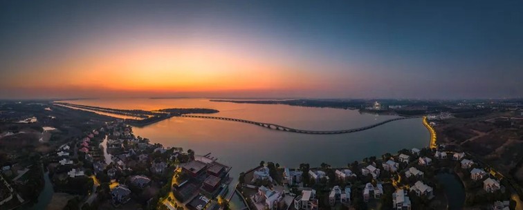 随着镜头中的涟漪，在水韵流转中感受青浦水美乡村