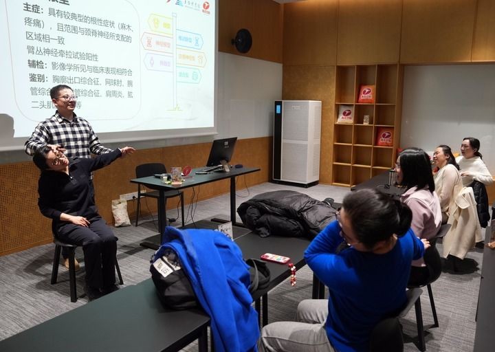 2025年3月20日晚，上海图书馆青年夜校的学员们在学习“中医科学调整办公室的职业病”课程。新华社记者 刘颖 摄