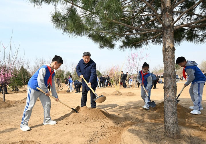 4月3日，党和国家领导人习近平、李强、赵乐际、王沪宁、蔡奇、丁薛祥、李希、韩正等来到北京市丰台区永定河畔参加首都义务植树活动。这是习近平同大家一起植树。新华社记者 谢环驰 摄