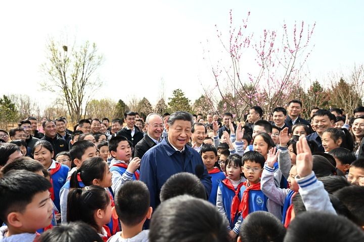 4月3日，党和国家领导人习近平、李强、赵乐际、王沪宁、蔡奇、丁薛祥、李希、韩正等来到北京市丰台区永定河畔参加首都义务植树活动。这是习近平同在场的干部群众、少先队员亲切交谈。新华社记者 燕雁 摄