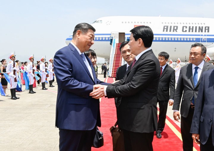 当地时间4月14日中午，中共中央总书记、国家主席习近平乘专机抵达河内，应越南共产党中央委员会总书记苏林、越南社会主义共和国主席梁强邀请，对越南进行国事访问。习近平乘专机抵达河内内排国际机场时，越南国家主席梁强，越共中央政治局委员、中央书记处常务书记陈锦绣，越共中央书记处书记、中央办公厅主任黎怀忠等越南党政领导人和地方代表热情迎接。新华社记者 李学仁 摄