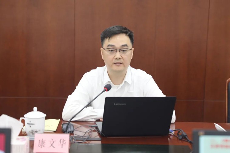 聚焦主题注重实效，切实为基层减负增能，深入贯彻中央八项规定精神学习教育区委理论学习中心组（扩大）学习会举行