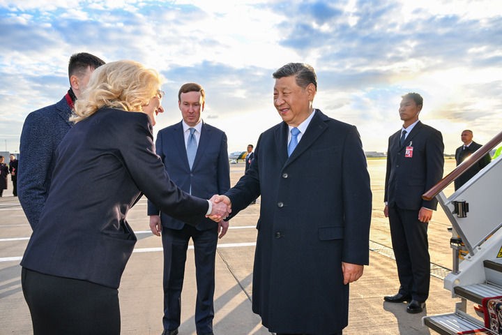 当地时间5月7日晚，国家主席习近平乘专机抵达莫斯科，应俄罗斯总统普京邀请，对俄罗斯进行国事访问并出席纪念苏联伟大卫国战争胜利80周年庆典。习近平抵达莫斯科伏努科沃专机机场时，俄罗斯副总理戈利科娃等政府高级官员热情迎接。新华社记者 谢环驰 摄