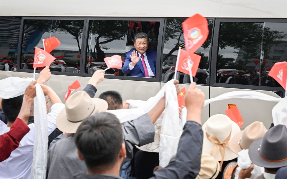 【国务院信息】习近平率中央代表团抵达拉萨出席西藏自治区成立60周年庆祝活动