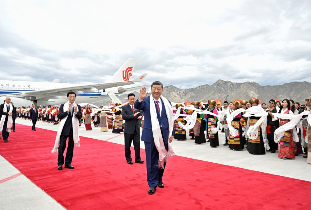【国务院信息】习近平率中央代表团抵达拉萨出席西藏自治区成立60周年庆祝活动