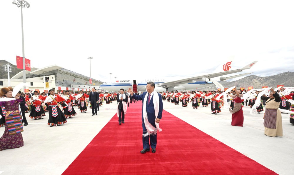 【国务院信息】习近平率中央代表团抵达拉萨出席西藏自治区成立60周年庆祝活动