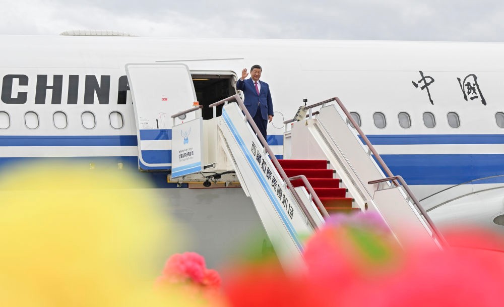 【国务院信息】习近平率中央代表团抵达拉萨出席西藏自治区成立60周年庆祝活动