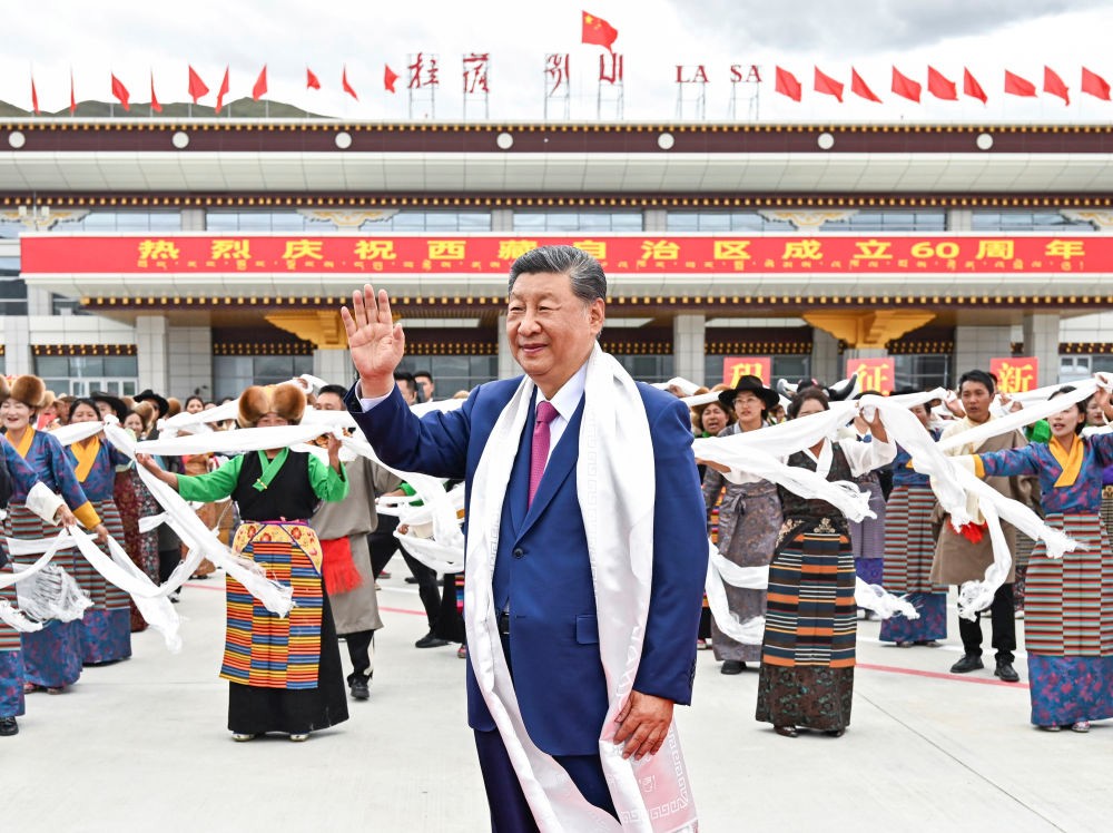 【国务院信息】习近平率中央代表团抵达拉萨出席西藏自治区成立60周年庆祝活动