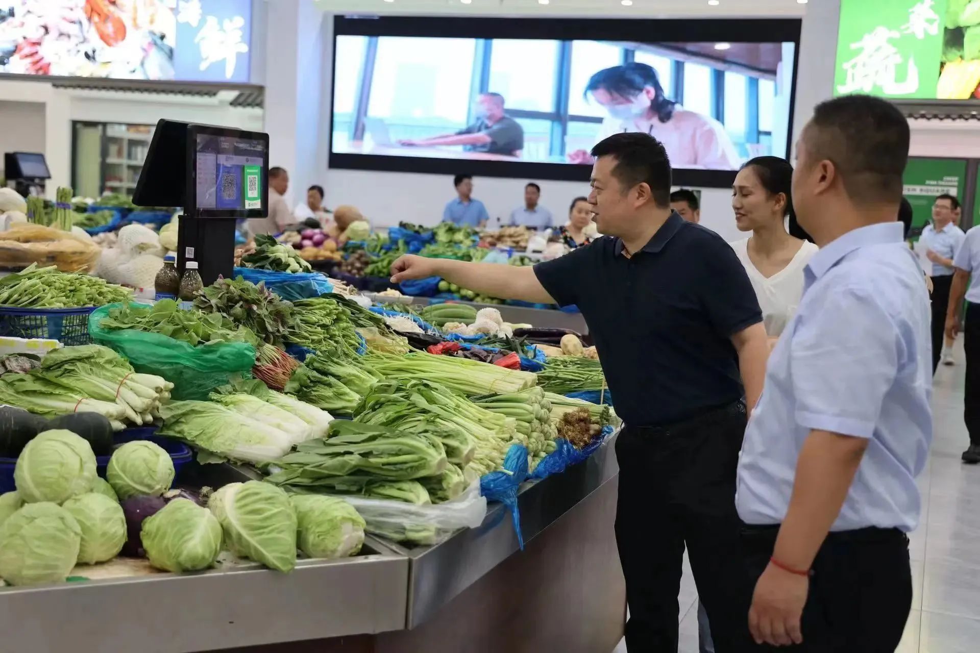 示范性智慧菜场如何建？人大代表、政协委员、媒体及市民代表来支招——区商务委开展“示范性智慧菜场”为民办实事项目评议活动