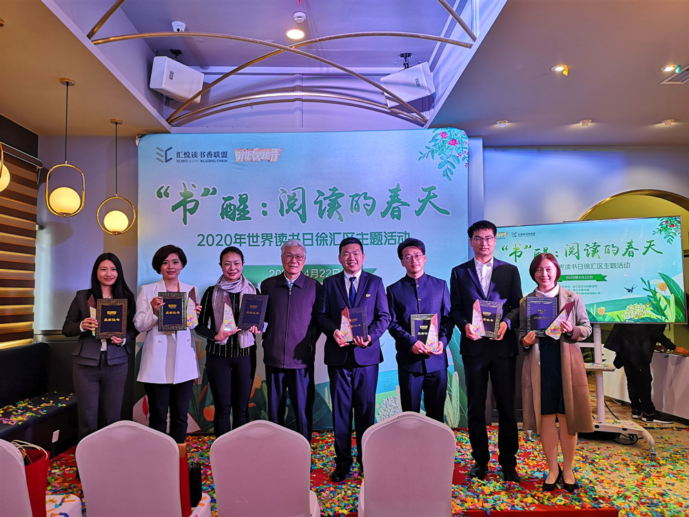 主办方为十强选手颁奖 左一杨迪_副本.jpg
