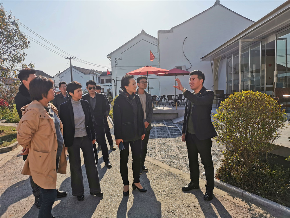 副区长倪向军赴练塘镇东庄村乡村民宿调研
