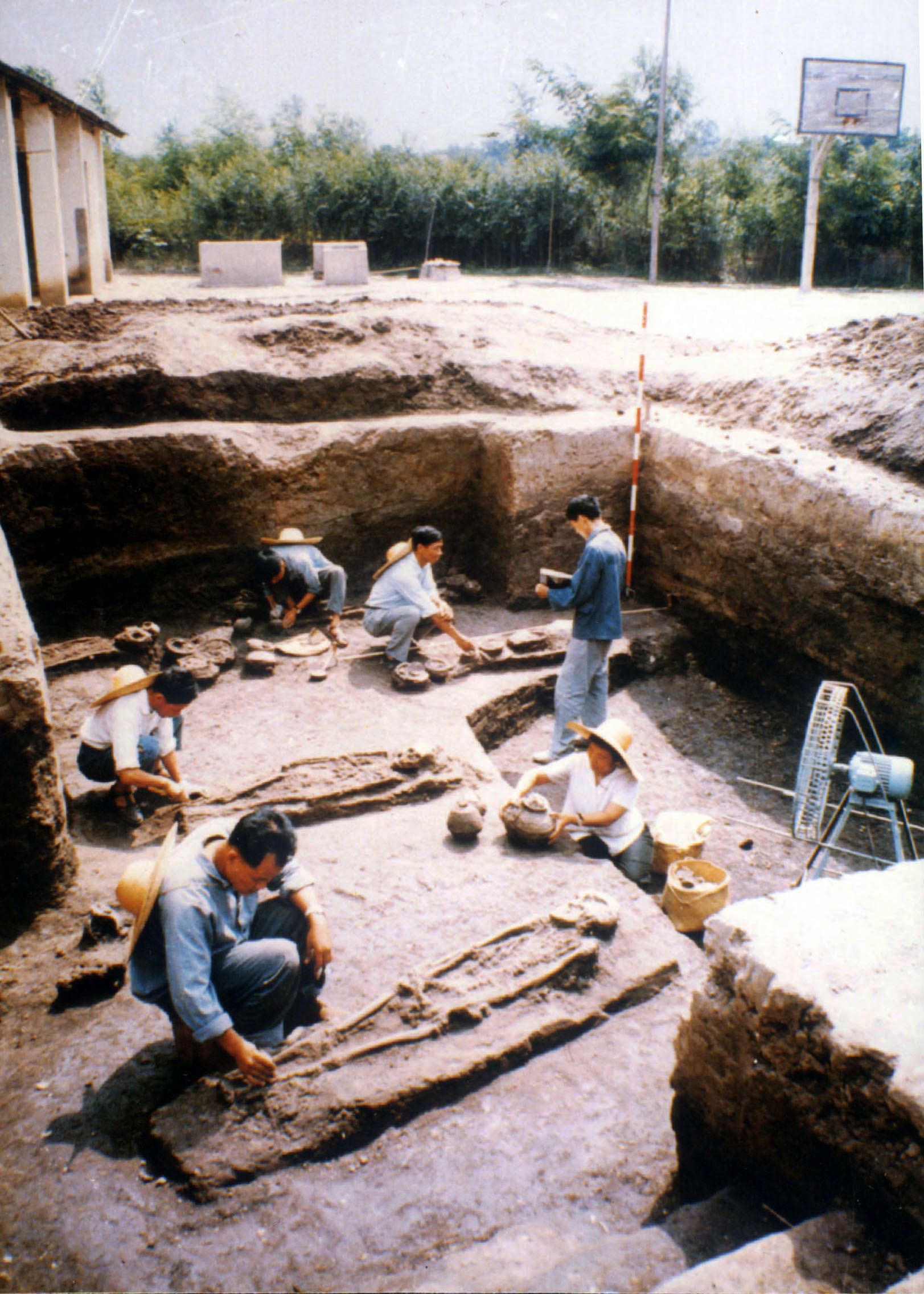 4 1974年崧泽遗址考古发掘现场.jpg