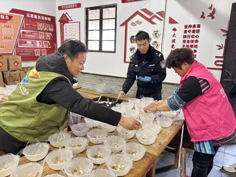 新春相聚 情暖 “最可爱的人”