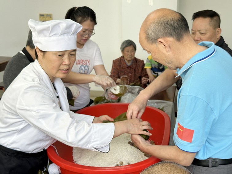 粽香传情系老兵 退役军人服务站共谱端午温馨画卷