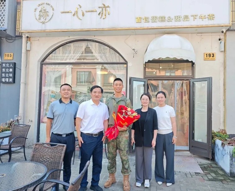 青浦区退役军人事务局看望慰问阅兵教练员退役军人王杰，共话军旅荣光与使命担当