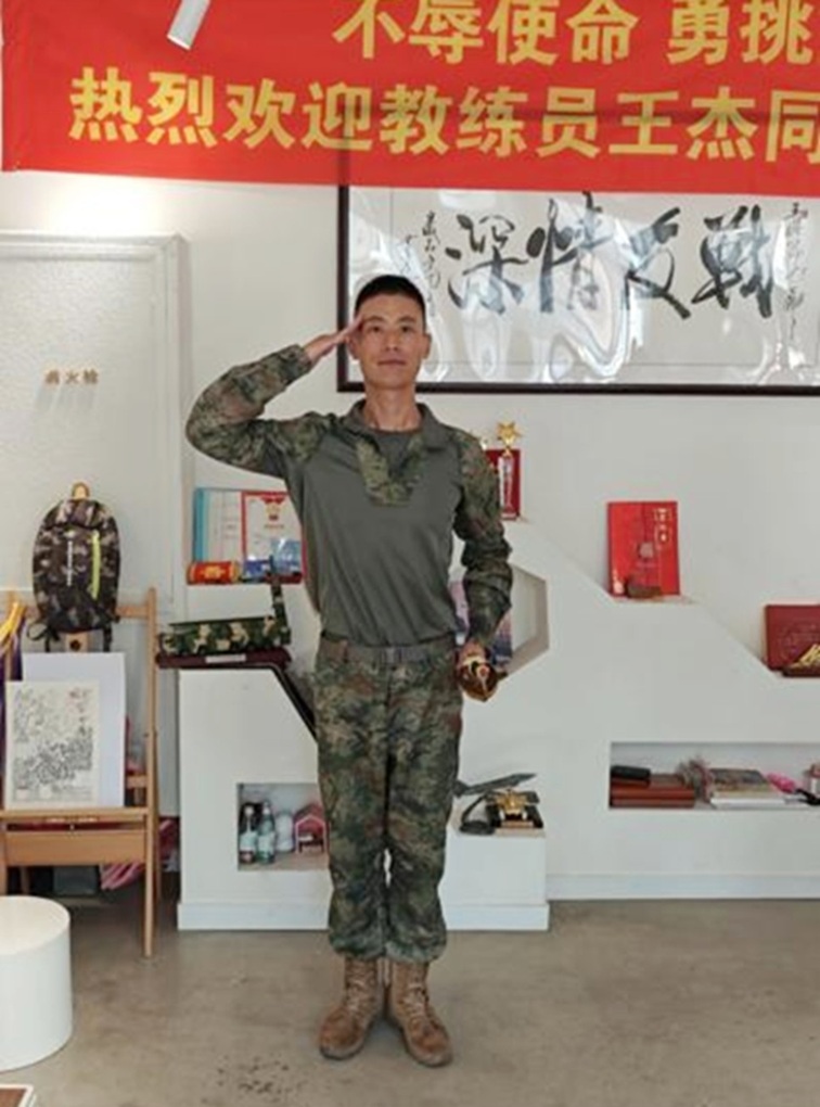 青浦区退役军人事务局看望慰问阅兵教练员退役军人王杰，共话军旅荣光与使命担当
