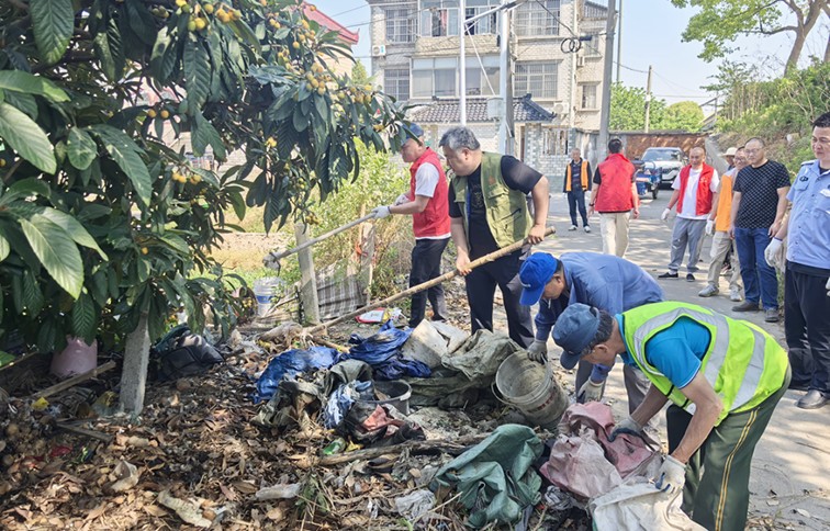老兵出手“智”理脏乱差