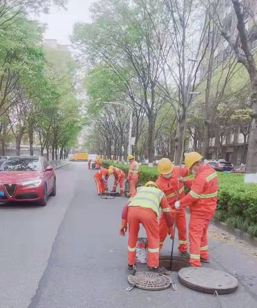 对城区雨水设施进行养护1.jpg