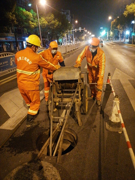 对城区雨水设施进行养护2.jpg