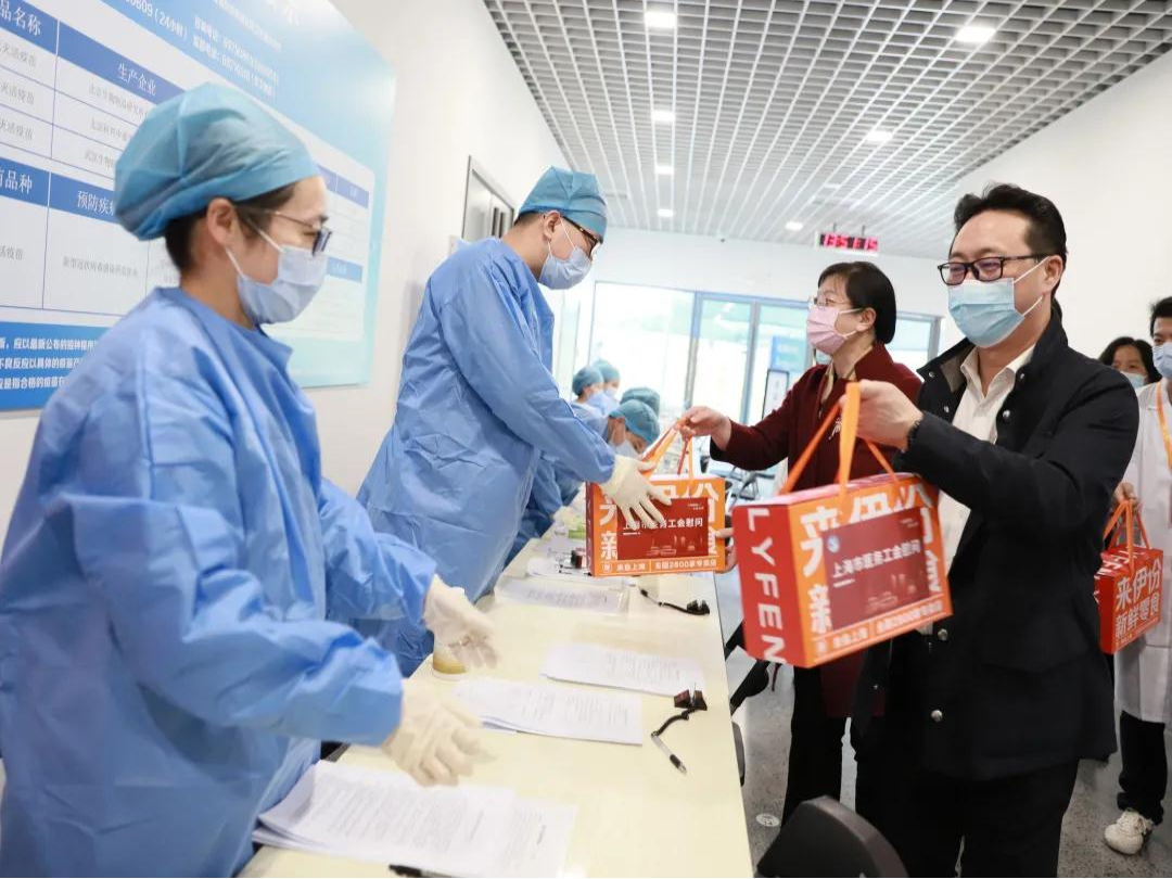 上海市卫健委领导督导慰问青浦区新冠疫苗接种点