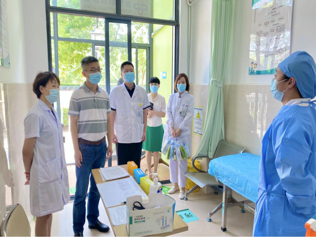 饶斐文主任到赵巷镇社区卫生服务中心慰问 饶斐文主任到赵巷镇社区卫生服务中心慰问