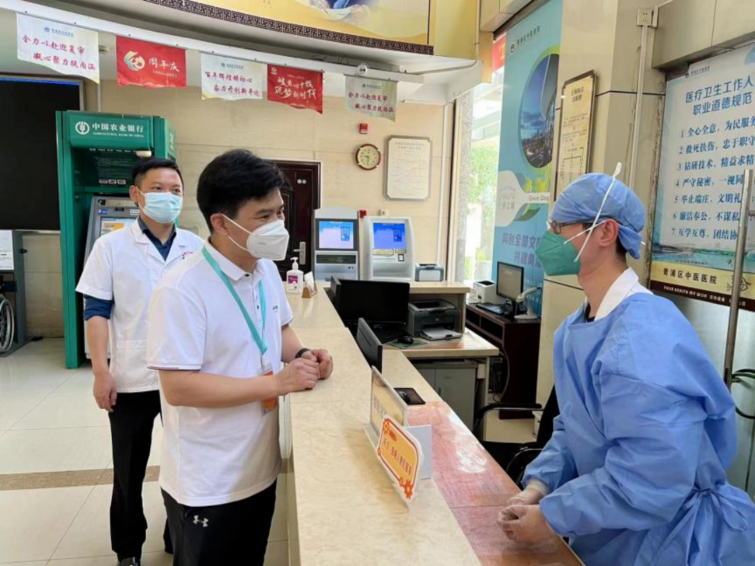 青浦区卫健委领导开展劳动节走访慰问
