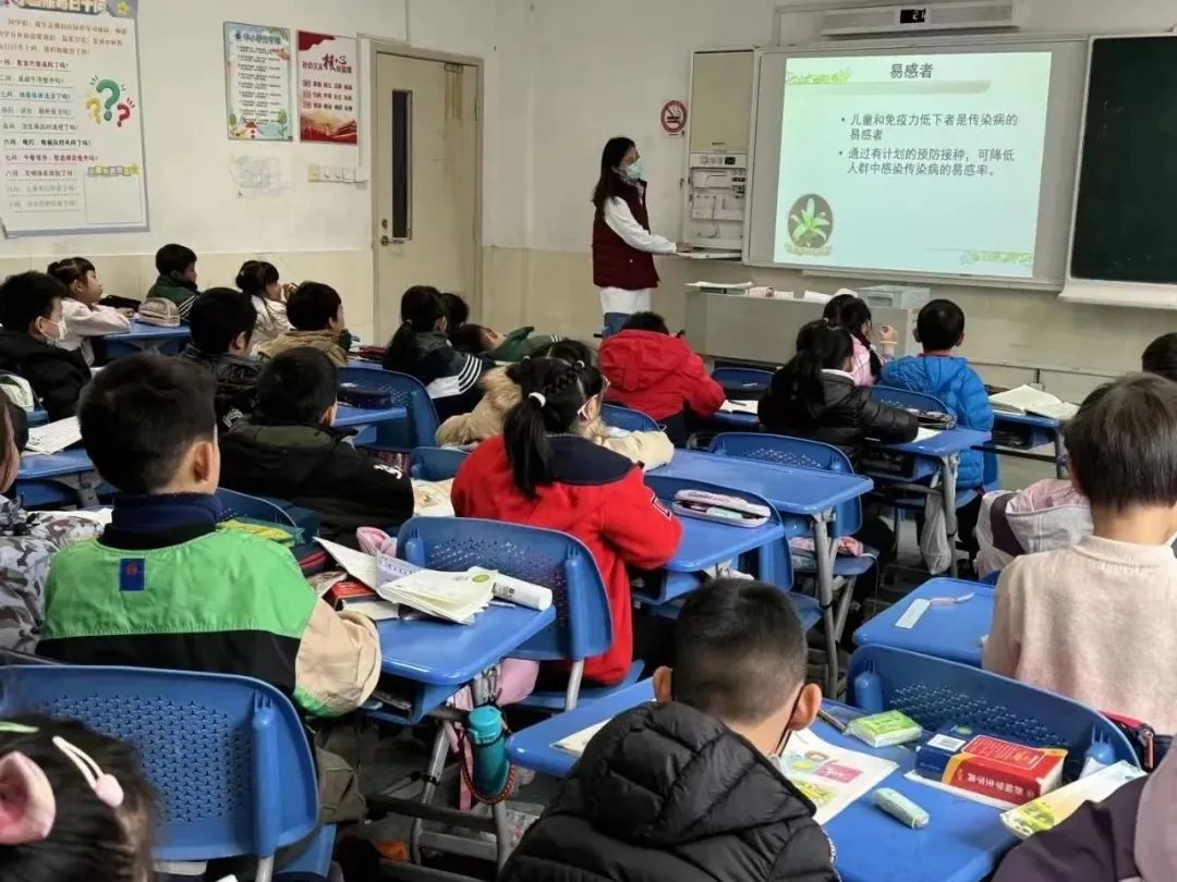 医务人员进校园开展预防流感科普宣传