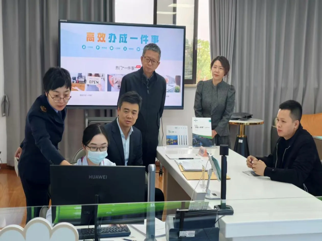 副区长张彦为企业办证按下“帮办”快进键 副区长张彦为企业办证按下“帮办”快进键