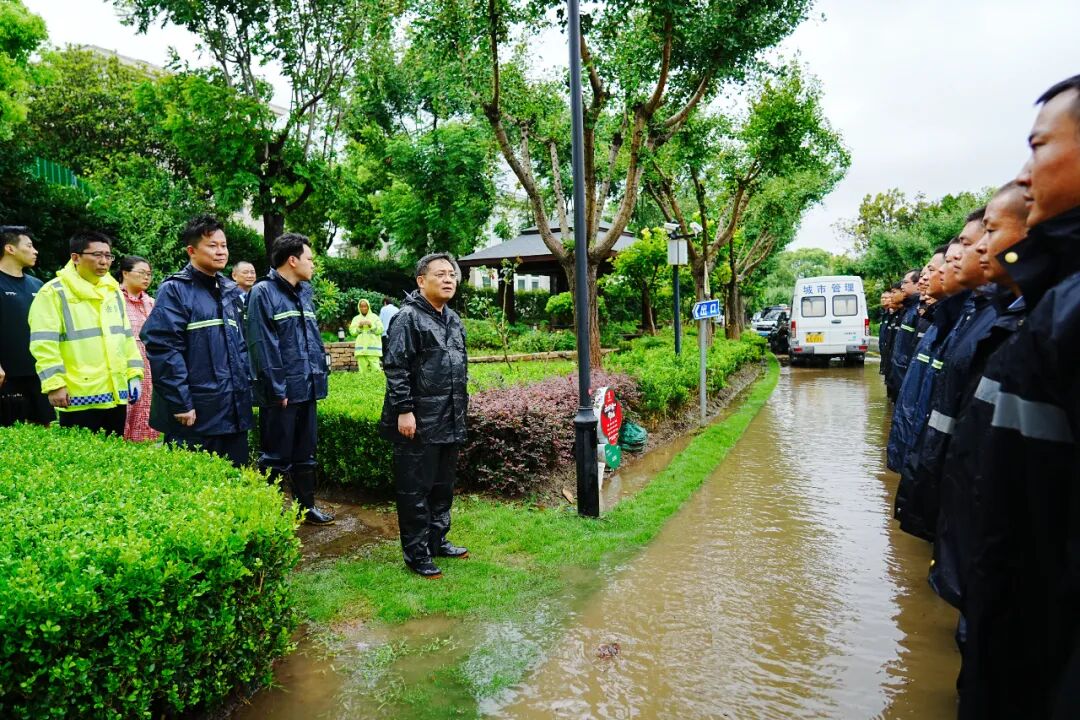 镇领导实地察看内涝小区，现场督导排涝除险工作