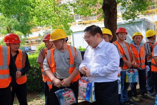 酷暑送清凉 关怀润一线——盈浦街道主要领导开展高温走访慰问