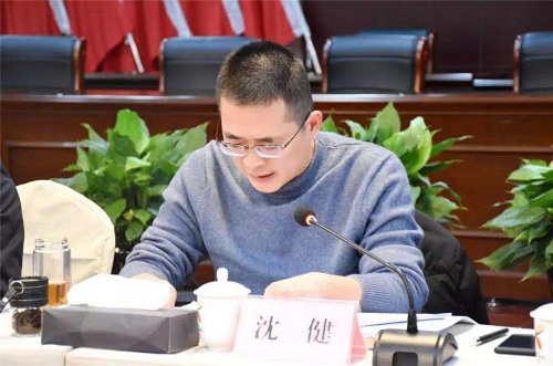 沈健通报了镇民主生活会开展的情况.