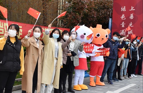 赵巷民众夹道欢迎上海援鄂抗疫英雄凯旋