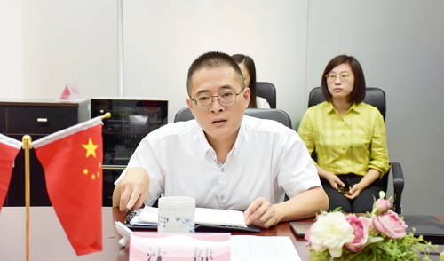 沈健主持座谈会.