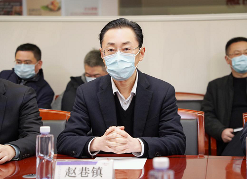 副区长彭一浩为"青浦百强优秀企业"奥特莱斯和元祖企业授牌