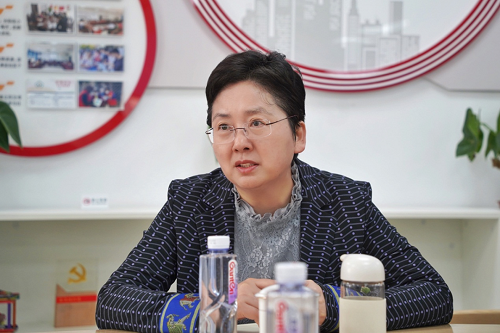 镇党委书记王玲锦到崧湖社区开展幸福社区创建专题调研