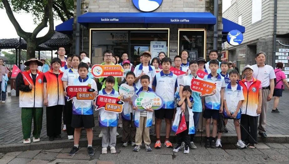 小志愿者接力文明旅游志愿服务，助力朱家角古镇品质提升